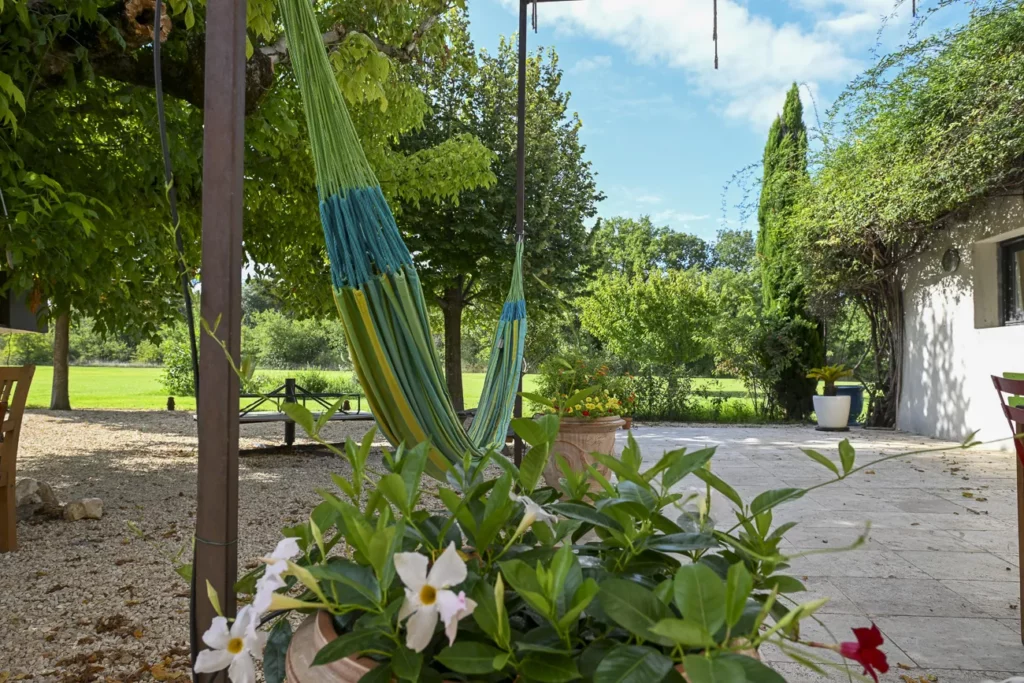 piscine-chambres-mas-du-grialou-location-maison-famille-nombreuse-domaine-vaucluse-carpentras-mont-ventoux-dentelles-provence-23
