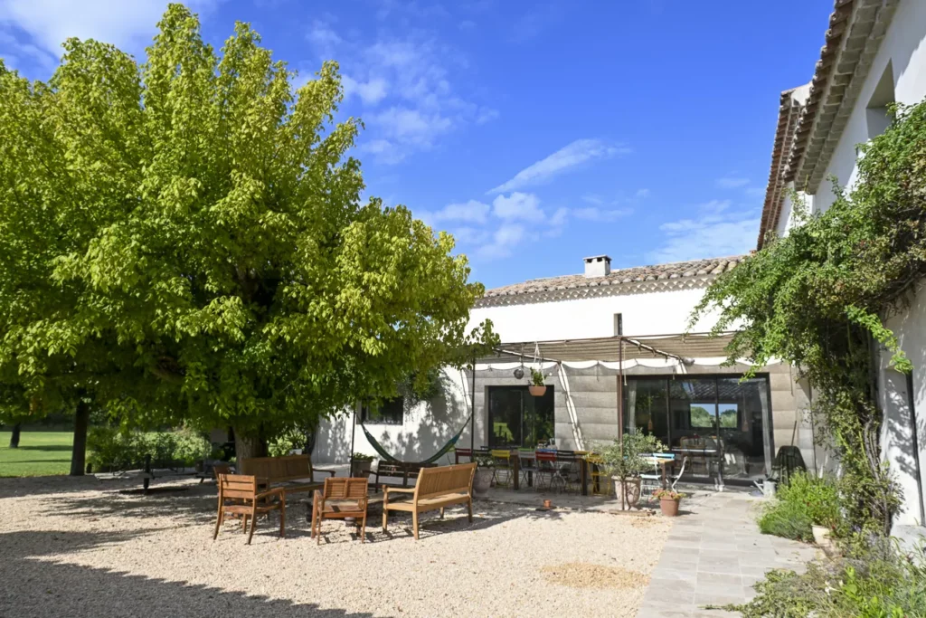 piscine-chambres-mas-du-grialou-location-maison-famille-nombreuse-domaine-vaucluse-carpentras-mont-ventoux-dentelles-provence-25