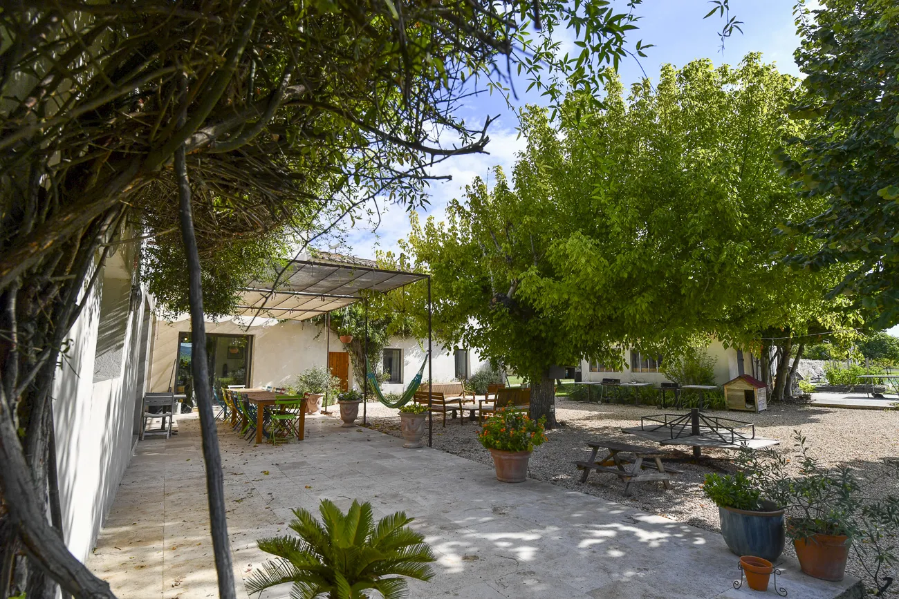 piscine-chambres-mas-du-grialou-location-maison-famille-nombreuse-domaine-vaucluse-carpentras-mont-ventoux-dentelles-provence-48